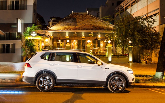 VW Tiguan Allspace 2018 chính thức bán ra thị trường Việt, giữ giá đúng cam kết ảnh 1