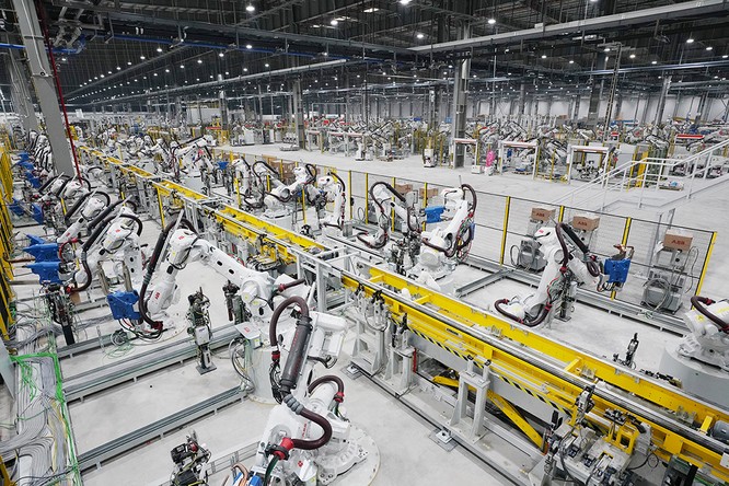 Chiêm ngưỡng “binh đoàn” Robot tại nhà máy ô tô VinFast ảnh 11