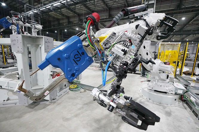 Chiêm ngưỡng “binh đoàn” Robot tại nhà máy ô tô VinFast ảnh 4