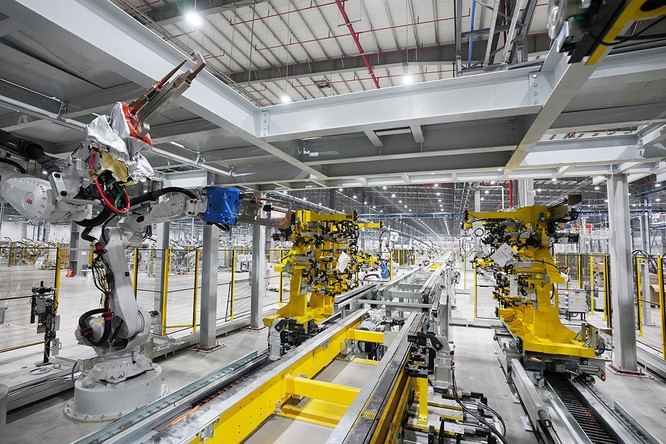 Chiêm ngưỡng “binh đoàn” Robot tại nhà máy ô tô VinFast ảnh 6