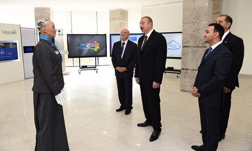 Sophia trò chuyện với tổng thống Ilham Aliyev. Ảnh: Forbes.