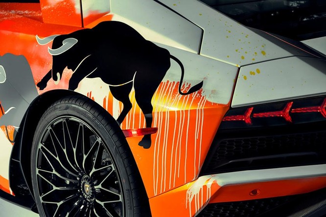 Vẽ một đàn bò tót, nam thanh niên biến siêu xe thành “tranh di động“ ảnh 1