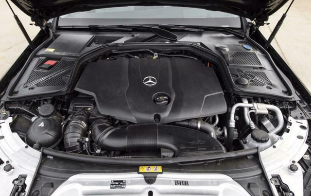 Triệu hồi 28.400 chiếc Mercedes-Benz C-Class vì nguy cơ rơi ắc-quy ảnh 1