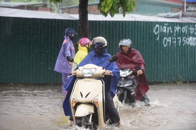 Vì sao xe máy nên tránh xa các tòa nhà cao tầng khi mưa bão? ảnh 1