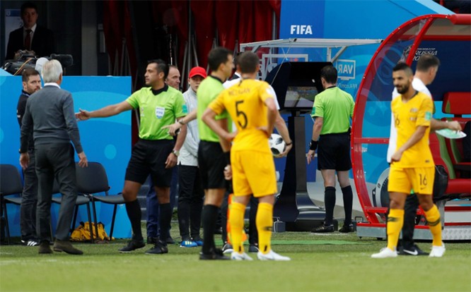 World Cup 2018: Cột mốc lịch sử được thiết lập khi lần đầu tiên công nghệ VAR được sử dụng để “tặng” cho Pháp quả penalty