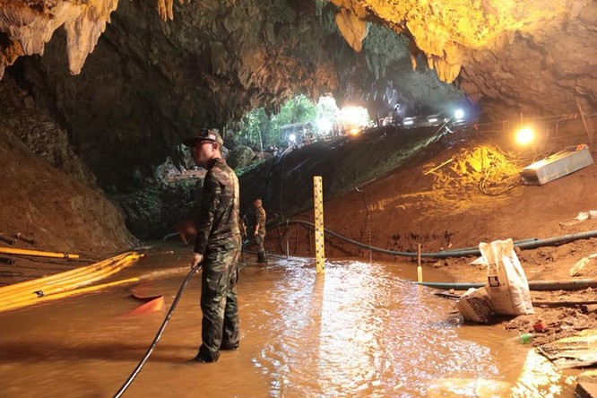Những hình ảnh ấn tượng về cuộc “giải cứu hang động” ở Thái Lan ảnh 23