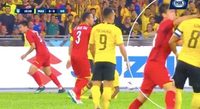 Fox Sport chỉ ra 5 điểm nhấn trận Malaysia - Việt Nam: “Đỗ Duy Mạnh đã không bị thẻ đỏ khi huých cùi trỏ vào Zaquan” ảnh 3