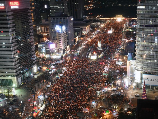Hàn Quốc: Tài xế taxi biểu tình chống lại ứng dụng đặt xe công nghệ, căng thẳng lên cao khi hai người châm lửa tự thiêu ảnh 2
