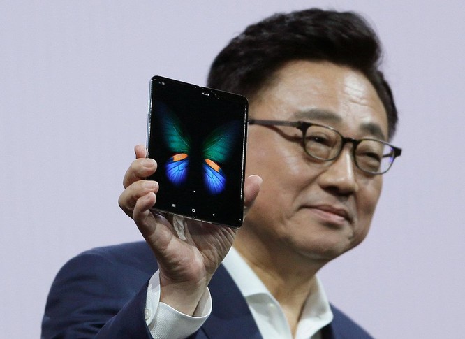 Điện thoại gập Galaxy Fold giá 2000 USD sẽ là một sự rủi ro lớn cho bất kỳ ai mua nó ảnh 1