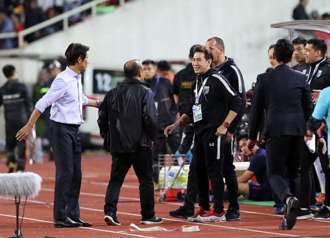 HLV Park Hang-seo lý giải hành động tranh cãi với trợ lý Thái Lan khi trận đấu kết thúc ảnh 1