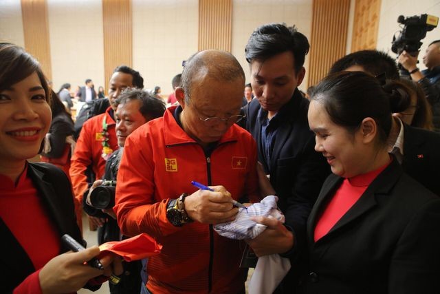 Thủ tướng Nguyễn Xuân Phúc tiếp và mở tiệc chiêu đãi hai đội bóng đá nam và nữ vừa vô địch SEA Games 30 ảnh 12