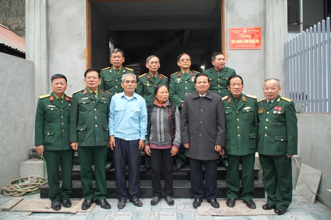Công trình sách "Ký ức Người lính" thuộc VDCA tặng nhà tình nghĩa cho cựu chiến binh Đỗ Thế Mạnh ảnh 1