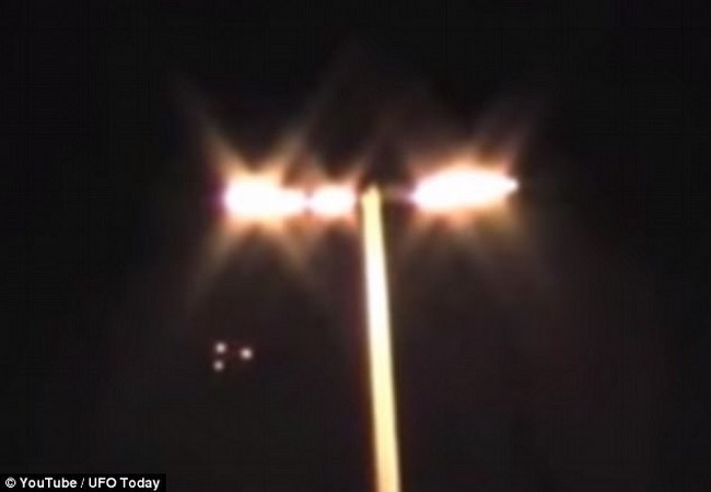 Một vật thể lạ với ba đốm sáng bay rất chậm qua bầu trời nước Nga ảnh 2