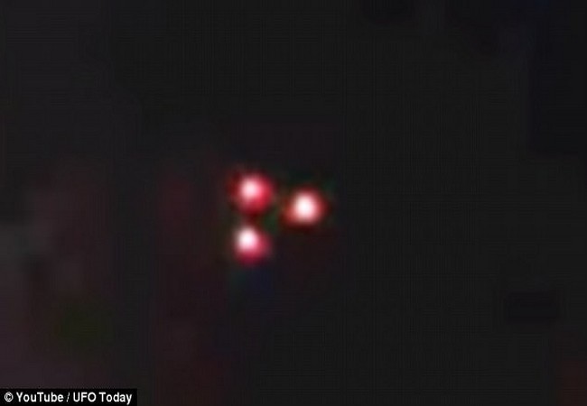 Một vật thể lạ với ba đốm sáng bay rất chậm qua bầu trời nước Nga ảnh 1