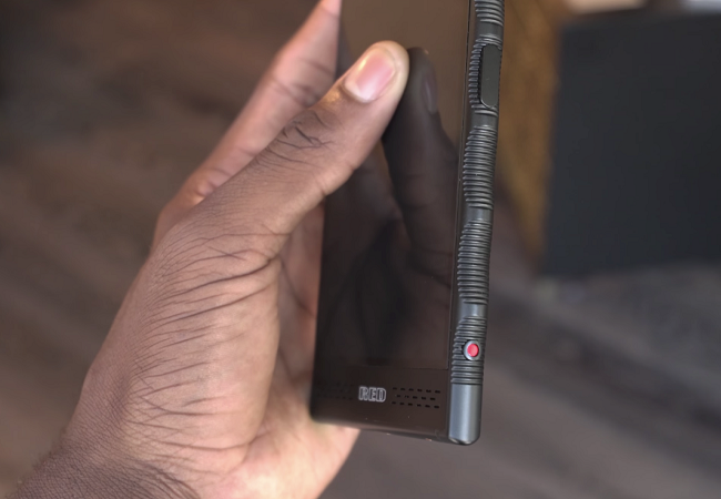 Chiêm ngưỡng smartphone trị giá 1.200 USD của hãng có cái tên “lạ hoắc” RED ảnh 2