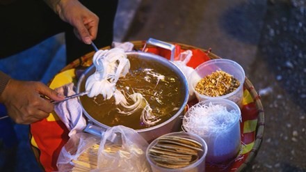 Kẹo kéo được bán tại phố ẩm thực Hàng Buồm với giá 10.000 đồng/cái, khiến nhiều thực khách thích thú. Ảnh: Diệp Sa.