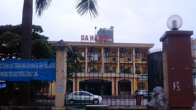 Chóng mặt vì giá vé gửi xe “nhảy” từng giờ ở ga Hà Nội ảnh 1