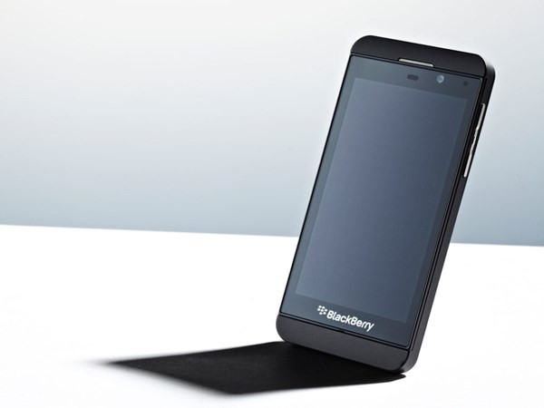 BlackBerry chứng minh họ chậm hơn đối thủ vì tới năm 2013 họ mới có một hệ điều hành hiện đại đầu tiên. Chiếc Z10 là mẫu smartphone giống với các mẫu điện thoại hiện đại đầu tiên của hãng. Ngoài ra người dùng thích bàn phím cũng được đáp ứng bằng chiếc Q10. Tuy nhiên lại không có nhà phát triển ứng dụng nào thích tạo ra ứng dụng cho hệ điều hành BB10.