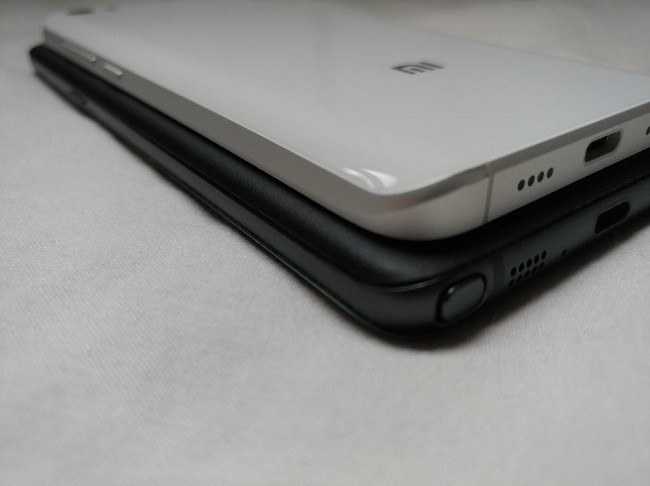 Xiaomi Mi 5 có thiết kế rất giống với dòng Galaxy của Samsung, đặc biệt nhất lớp kính mặt sau được làm cong xuống hai cạnh.