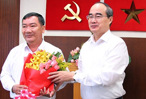 Bí thư Thành ủy Nguyễn Thiện Nhân chúc mừng ông Trần Văn Thuận được chỉ định giữ chức Bí thư quận ủy quận 2. Ảnh: Trung Sơn