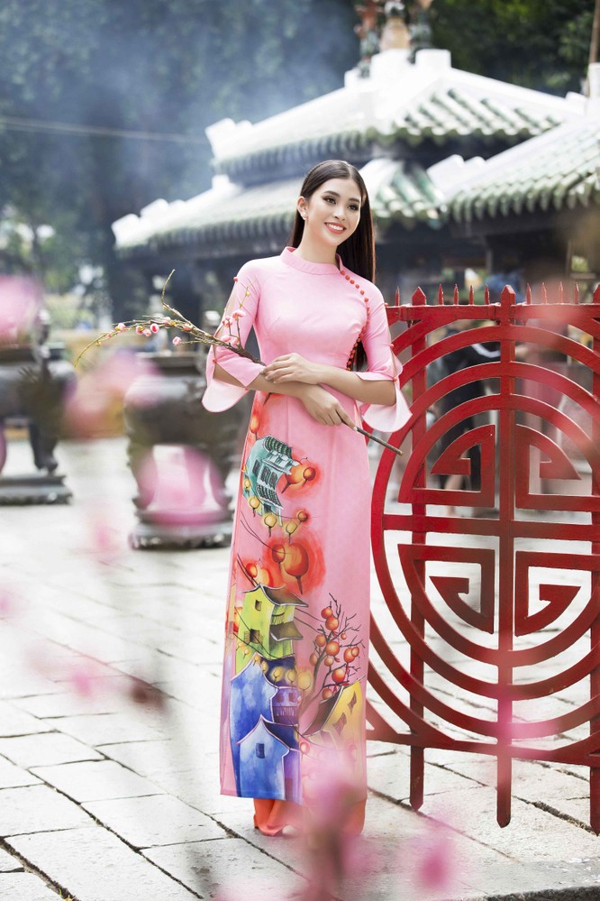Hoa hậu Tiểu Vy khoe sắc xuân trong áo dài Ngô Nhật Huy ảnh 3
