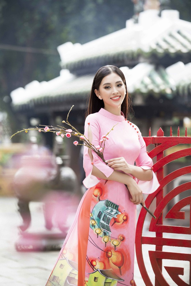 Hoa hậu Tiểu Vy khoe sắc xuân trong áo dài Ngô Nhật Huy ảnh 4