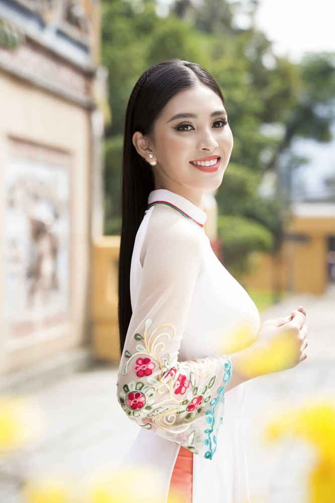 Hoa hậu Tiểu Vy khoe sắc xuân trong áo dài Ngô Nhật Huy ảnh 10