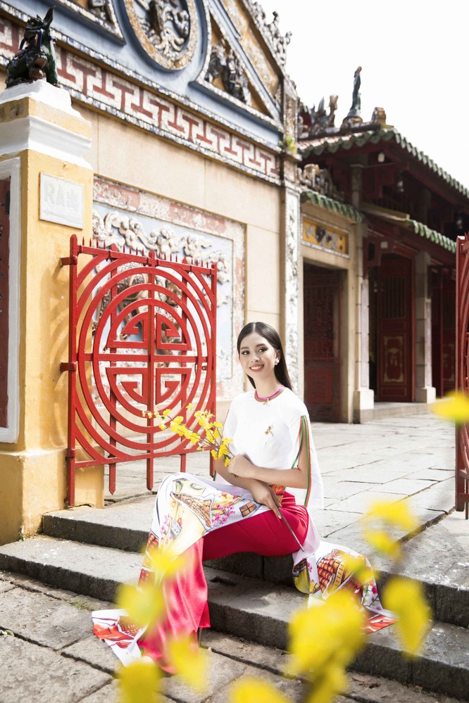 Hoa hậu Tiểu Vy khoe sắc xuân trong áo dài Ngô Nhật Huy ảnh 12