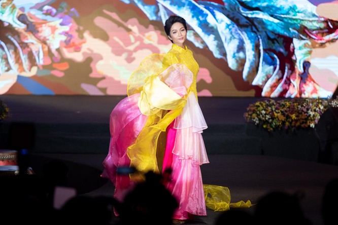 Bất ngờ với hình ảnh Hoa hậu H’Hen Niê mặc áo dài đi xe máy ảnh 10