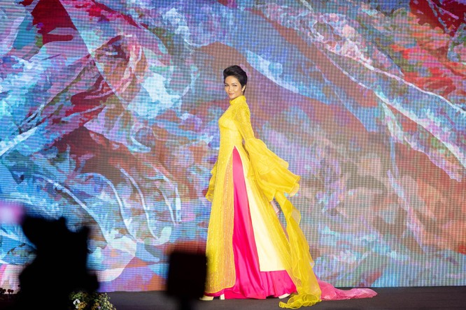 Bất ngờ với hình ảnh Hoa hậu H’Hen Niê mặc áo dài đi xe máy ảnh 11
