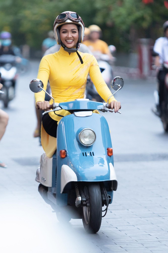 Bất ngờ với hình ảnh Hoa hậu H’Hen Niê mặc áo dài đi xe máy ảnh 1