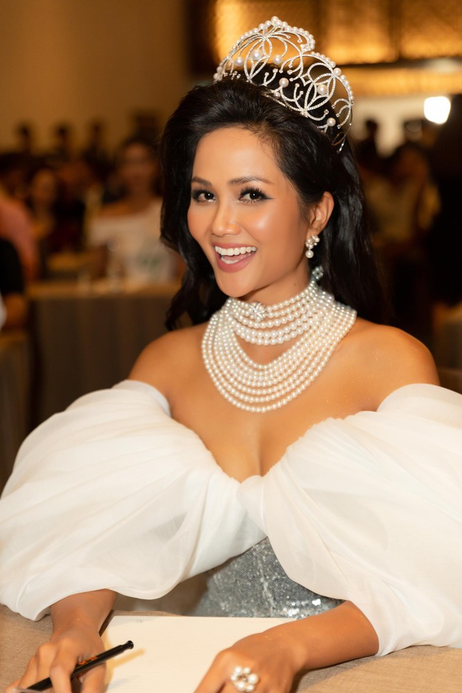 Hoa hậu H’ Hen Niê được tặng vĩnh viễn vương miện tiền tỷ ảnh 1