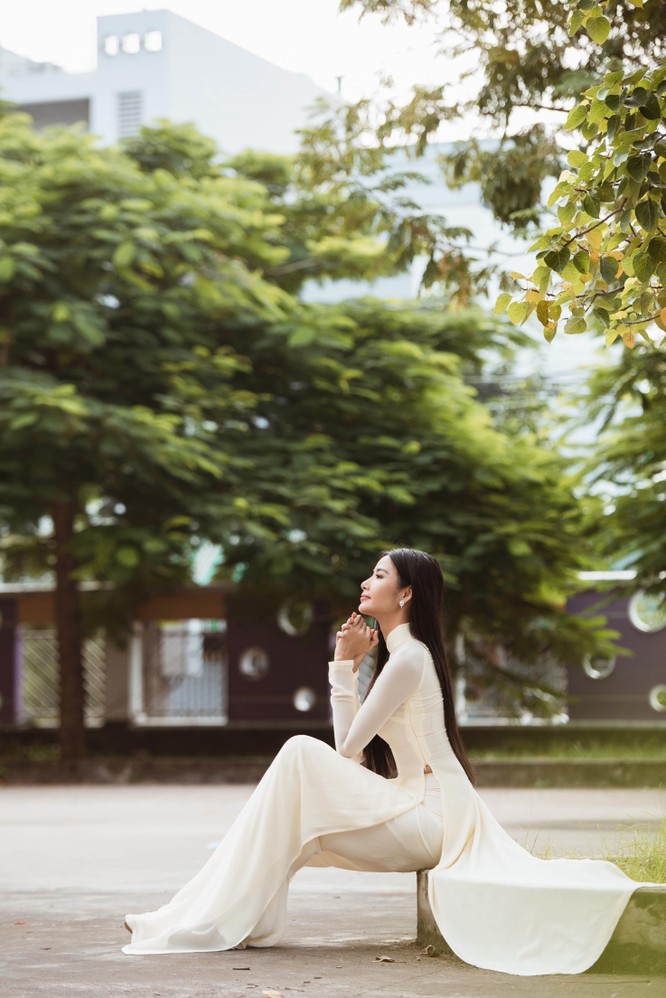 Hoa hậu H’Hen Niê và Á hậu Hoàng Thùy thướt tha áo trắng thả dáng sân trường ảnh 18