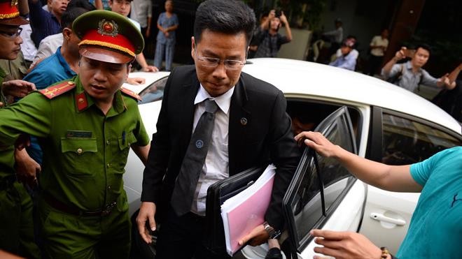 Luật sư Trần Bá Học mỗi lần đến tham dự phiên tòa cũng ở giữa vòng vây của sự chú ý (Ảnh: Thuận Thắng)