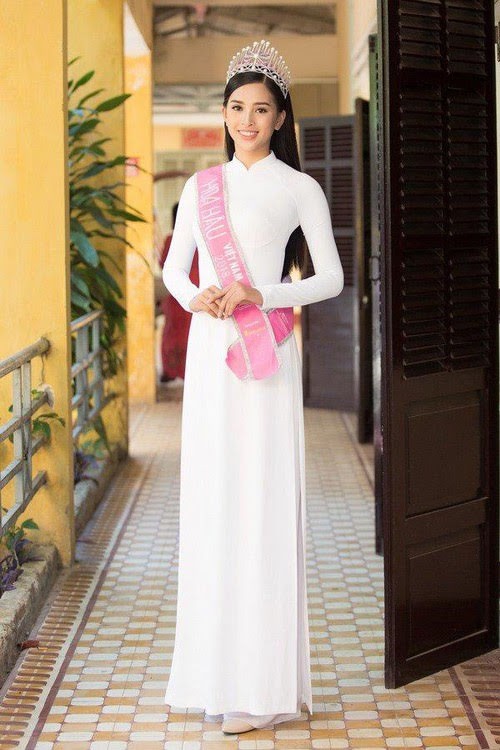 Hoa hậu, Á hậu lộng lẫy duyên dáng áo trắng sân trường ảnh 1