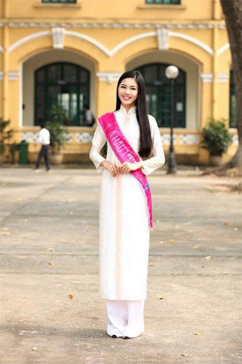 Hoa hậu, Á hậu lộng lẫy duyên dáng áo trắng sân trường ảnh 4