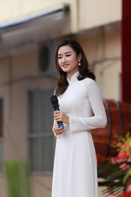 Hoa hậu, Á hậu lộng lẫy duyên dáng áo trắng sân trường ảnh 5