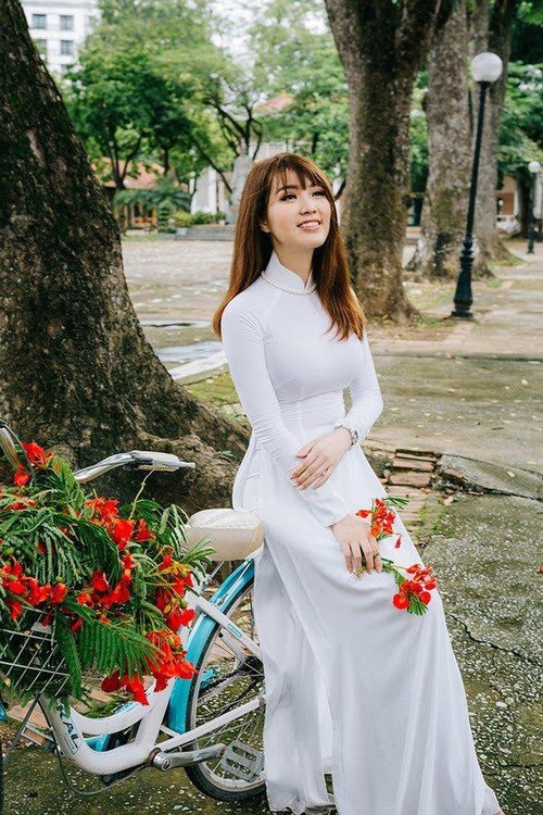 Hoa hậu, Á hậu lộng lẫy duyên dáng áo trắng sân trường ảnh 8