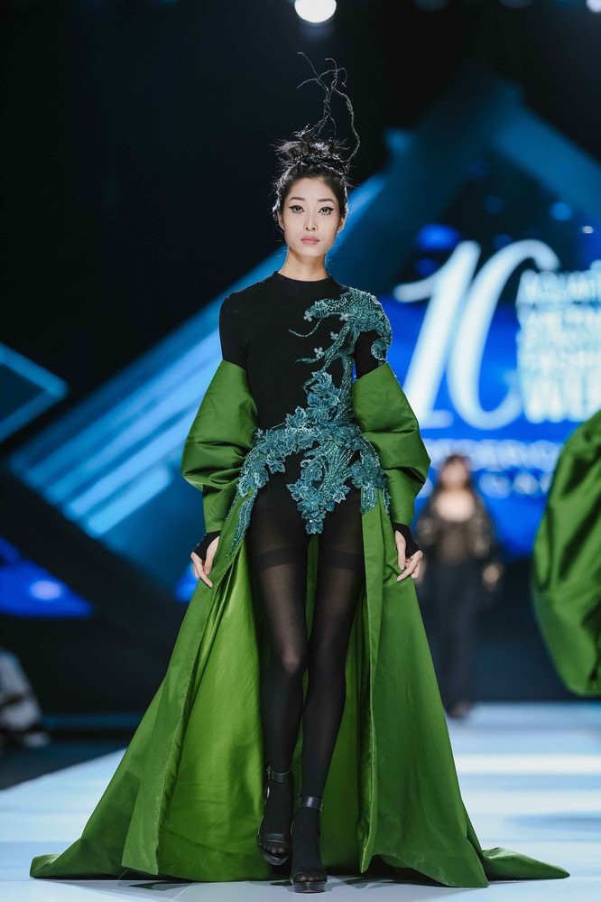 Hoa hậu H'Hen Niê cưỡi ngựa, siêu mẫu Thanh Hằng hóa quái kiệt ảnh 8