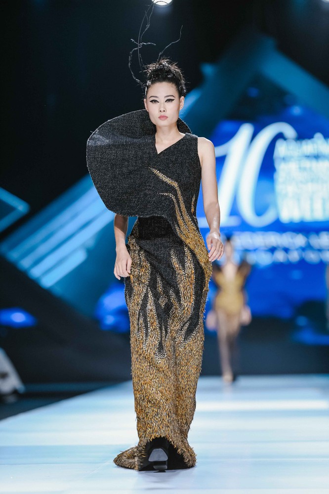 Hoa hậu H'Hen Niê cưỡi ngựa, siêu mẫu Thanh Hằng hóa quái kiệt ảnh 9