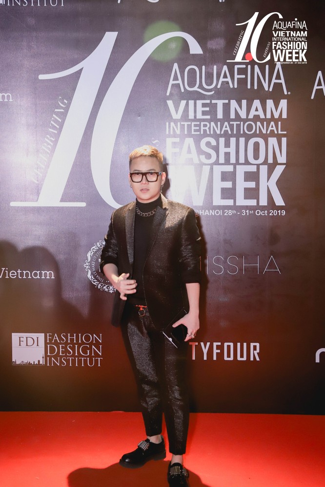 Nhà thiết kế đình đám Chung Thanh Phong cũng góp mặt tại thảm đỏ cuối của Aquafina Vietnam International Fashion Week 2019