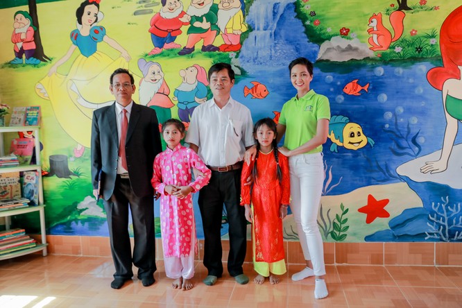 Hoa hậu H’Hen Niê gây quỹ hơn 22.000 USD cho Room to Read ảnh 8