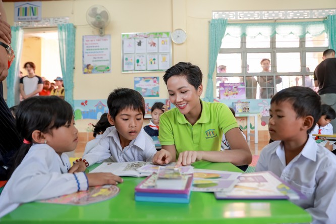 Hoa hậu H’Hen Niê gây quỹ hơn 22.000 USD cho Room to Read ảnh 11