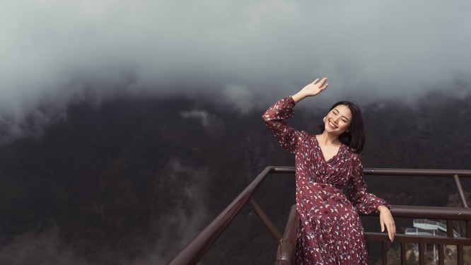HH Khánh Vân và dàn người đẹp HHHV tạo dáng cực chất trên cầu kính Rồng Mây ảnh 14