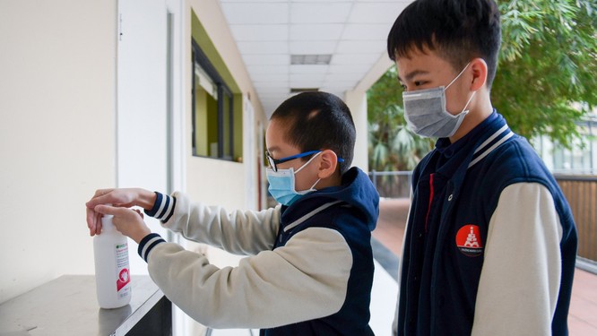 Học sinh thực hiện rửa tay sát khuẩn ở trường học Hà Nội (Nguồn ảnh: Zing News) 