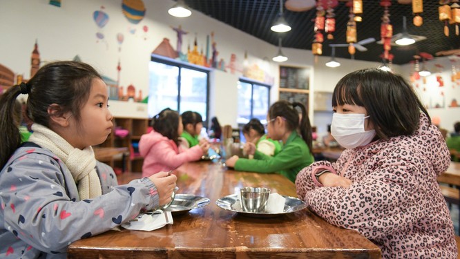 Học sinh tiểu học ở Hà Nội phải mang khẩu trang cả trong giờ ăn trưa ở trường (Nguồn ảnh: Zing News) 