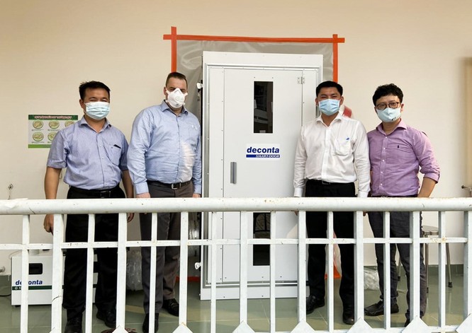 Bác sĩ Nguyễn Ngọc Sơn và ông Rob De Zwart, chuyên gia cao cấp của tập đoàn Y tế Deconta (Đức) tại Bệnh viện dã chiến Củ Chi – TP.HCM