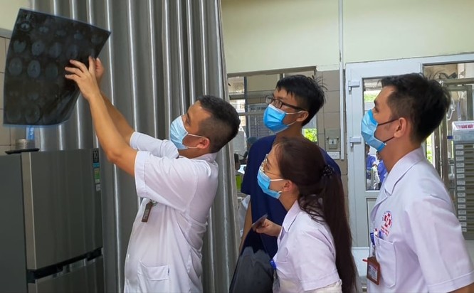 Hình ảnh phim chụp cho thấy bệnh nhân có tổn thương não nặng