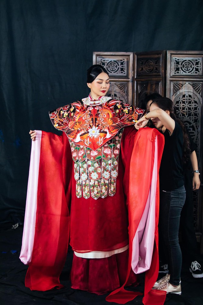 Phượng bào bị chỉ trích phần nút áo