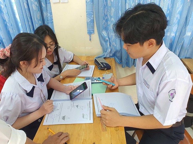 Học sinh trường THPT Nguyễn Du (quận 10, TP HCM) trong một tiết học có sử dụng điện thoại dưới sự hướng dẫn của giáo viên. Ảnh Huỳnh Phú